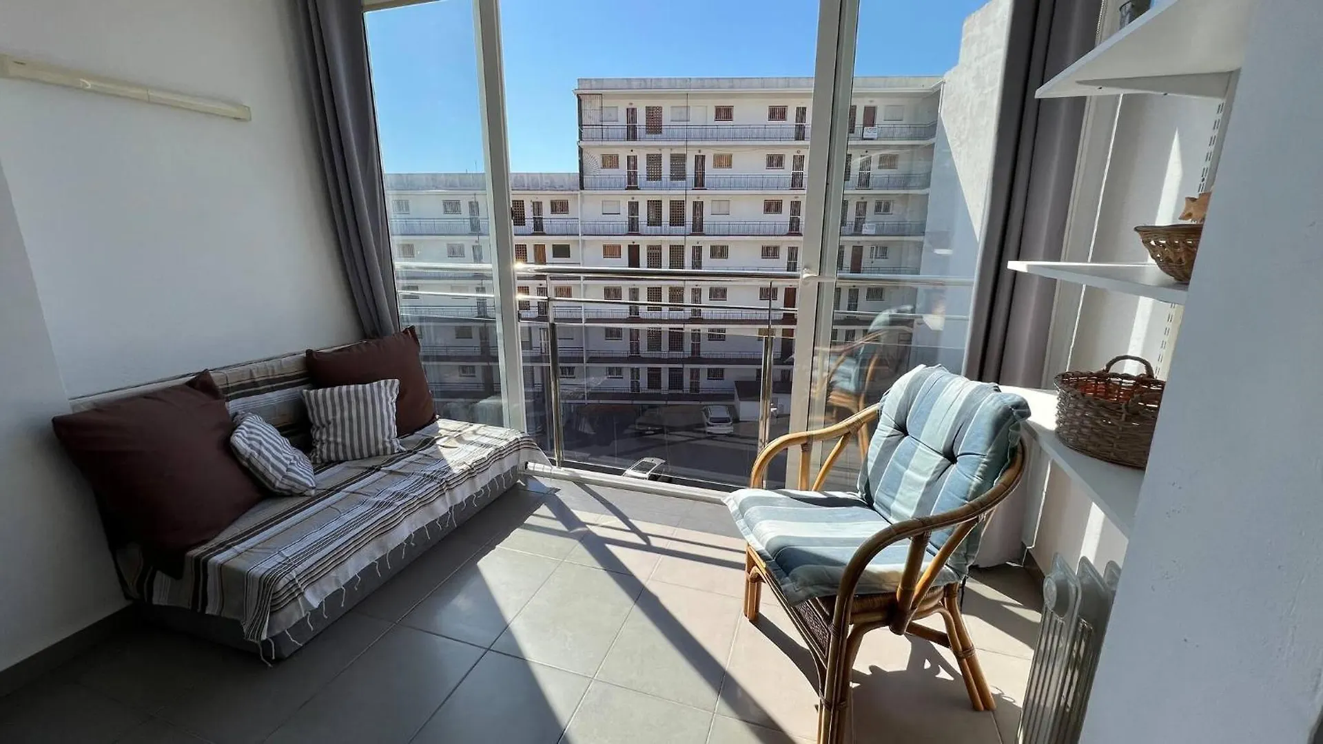 Estudio Moderno En Santa Margarita Roses Appartement